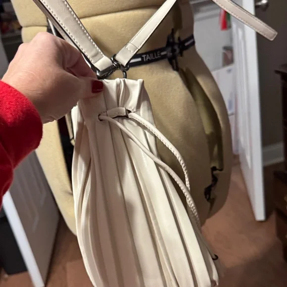Vera Wang Cream Pleated Shoulder Bag - Picture 3 of 6